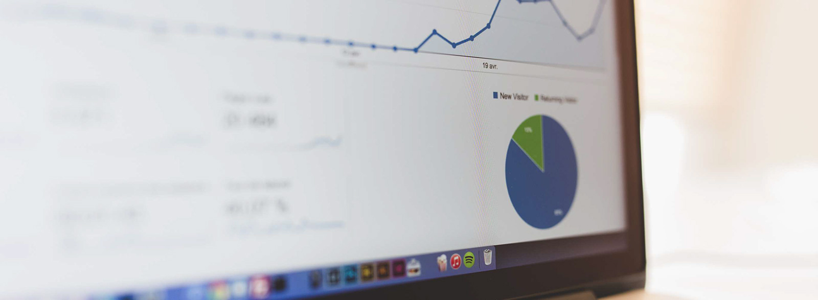 a chart on the computer to show campaign analytics and how augmented reality campaigns provide rich data to analyse.